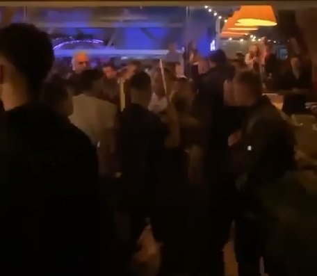 indivizii care l au agresat pe cantaretul bogdan mocanu la un club din mamaia au fost condamnati definitiv 6967a27b5d10e