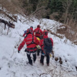 interventie de durata a salvamontistilor din neamt pentru recuperarea unui tanar inconstient din zona inalta a masivului ceahlau 695ea26befebf