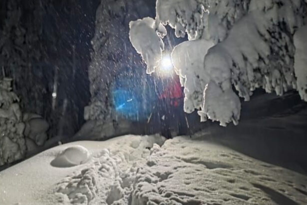 interventie dificila a salvamontistilor din maramures prin zapada care ajunge la 2 metri doi ucraineni au ramas blocati pe munte 697bb507b3dd8