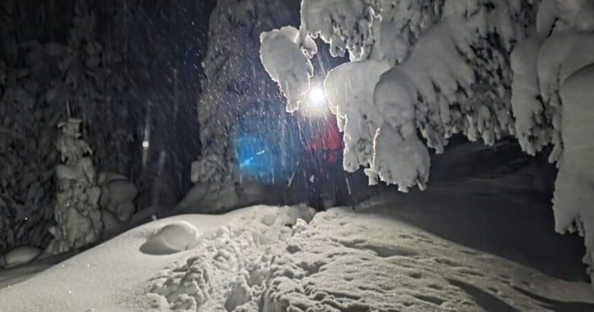 interventie dificila a salvamontistilor din maramures prin zapada care ajunge la 2 metri doi ucraineni au ramas blocati pe munte 697bb507b3dd8