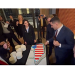 liderul aur george simion filmat in sua in timp ce taie un tort in forma groenlandei pe care era un steag american 6970e0cce8e3c