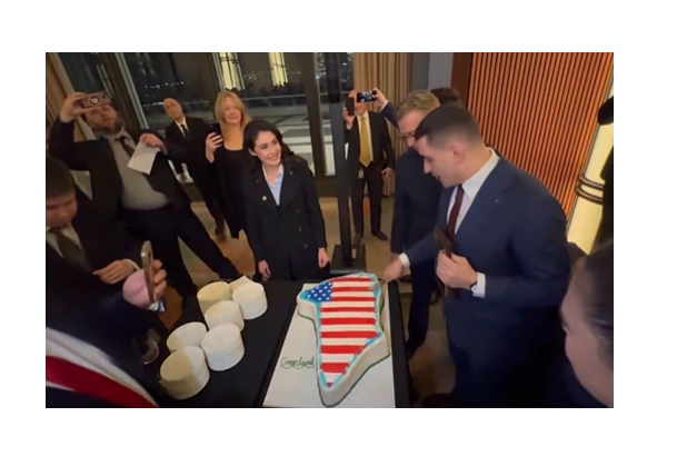 liderul aur george simion filmat in sua in timp ce taie un tort in forma groenlandei pe care era un steag american 6970e0cce8e3c