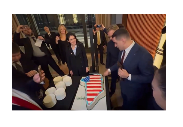 liderul aur george simion filmat in sua in timp ce taie un tort in forma groenlandei pe care era un steag american 6970e0cce8e3c