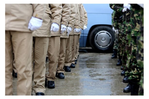 ministrul apararii spune ca armata voluntara incepe din februarie sau martie planul pentru prima etapa 1 000 de militari voluntari ce primesc cei care se inscriu 6965e7c46a52d