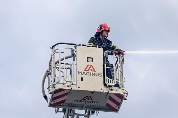 o casa din zona bratianu a luat foc intervin pompierii cu autoscara si mai multe autospeciale 695a26a617401