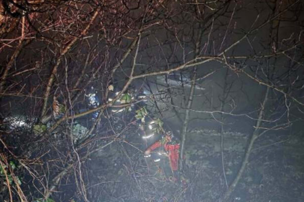 o femeie a cazut cu masina in jiu ampla interventie pentru scoaterea victimei si a masinii 695ec593a0cc1