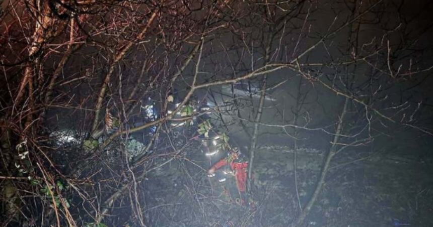 o femeie a cazut cu masina in jiu ampla interventie pentru scoaterea victimei si a masinii 695ec593a0cc1