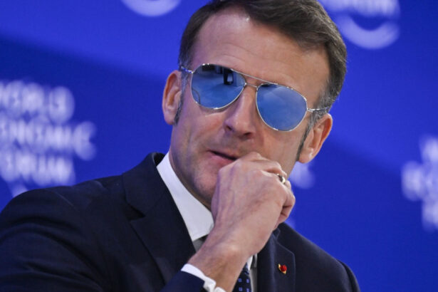 ochelarii stil top gun purtati de presedintele frantei au facut senzatie in presa mondiala trump fii atent macron este aici 6971b21bbae43
