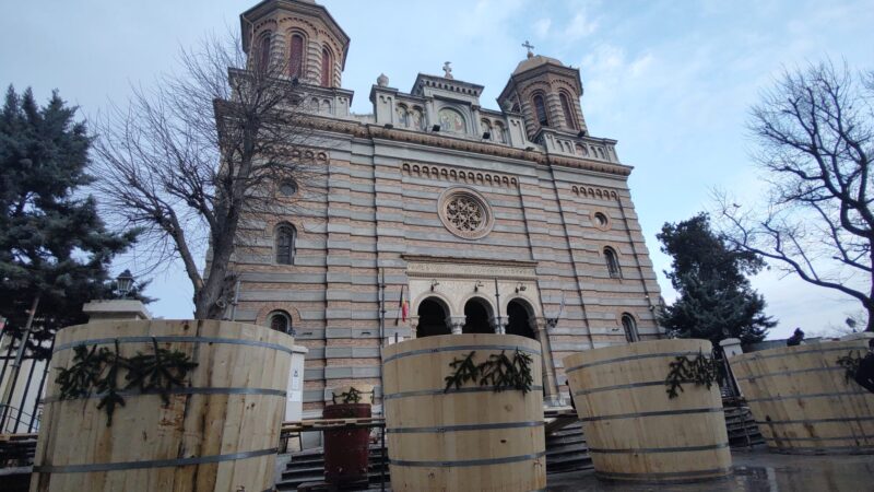 pe 5 ianuarie ips teodosie va sfinti agheasma mare la catedrala arhepiscopala dupa amiaza la harsova ierarhul va arunca trei cruci in apa dunarii 6958057b3f75d