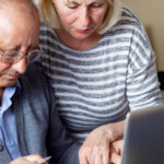 pensia de invaliditate in 2026 in ce conditii se acorda si cine are dreptul la indemnizatie pentru insotitor 697c614094435