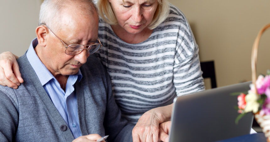 pensia de invaliditate in 2026 in ce conditii se acorda si cine are dreptul la indemnizatie pentru insotitor 697c614094435