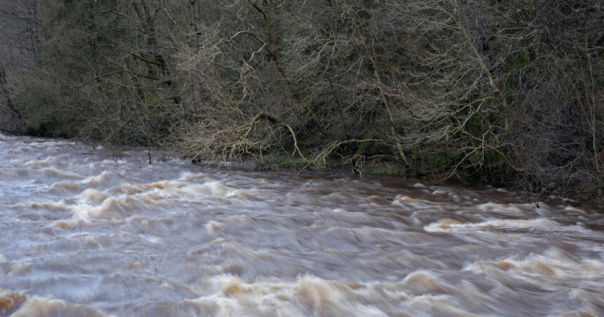 pericol de inundatii hidrologii au emis cod galben si portocaliu de viituri in mai multe judete ale tarii 695e3ffc15338