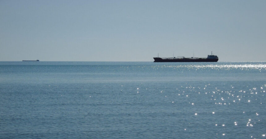 petroliere din flota fantoma a rusiei sub sanctiuni americane surprinse in canalul manecii 696028a56ce78