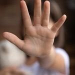 premiera in romania ordin de protectie impotriva unei mame care timp de 6 ani si a tinut copilul departe de tatal sau 696a5274c971a