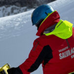 scandal in postavaru un barbat a lovit un salvamontist pentru un telefon pierdut in zapada 696cd212cffa6