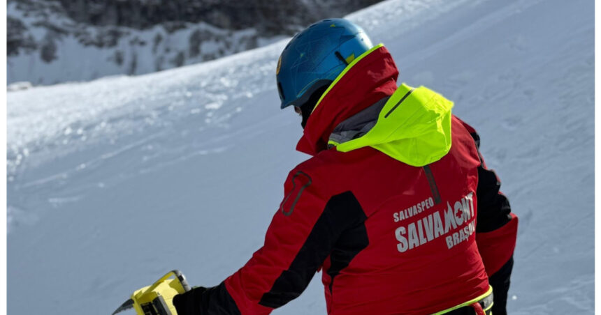 scandal in postavaru un barbat a lovit un salvamontist pentru un telefon pierdut in zapada 696cd212cffa6