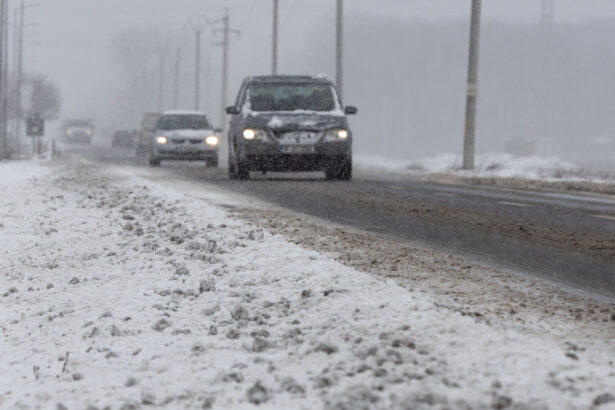se circula in conditii de iarna pe mai multe drumuri din tara sunt restrictii in trei judete unde sunt anuntate ninsori 695f55b69ee24