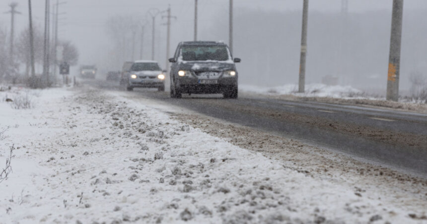se circula in conditii de iarna pe mai multe drumuri din tara sunt restrictii in trei judete unde sunt anuntate ninsori 695f55b69ee24