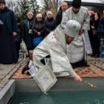 traditii de boboteaza 2026 ce nu au voie credinciosii sa faca dupa slujba de sfintire a apei ce simbolizeaza aruncarea crucii 695cf583962b1