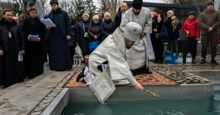 traditii de boboteaza 2026 ce nu au voie credinciosii sa faca dupa slujba de sfintire a apei ce simbolizeaza aruncarea crucii 695cf583962b1