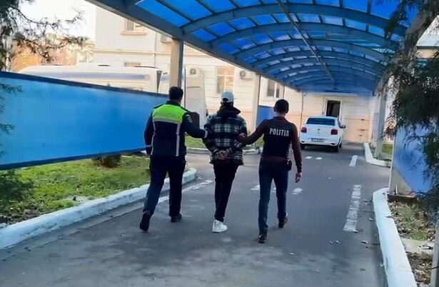 trei barbati retinuti de politisti dupa ce au facut scandal intr o curte din constanta 695d55efa61f4