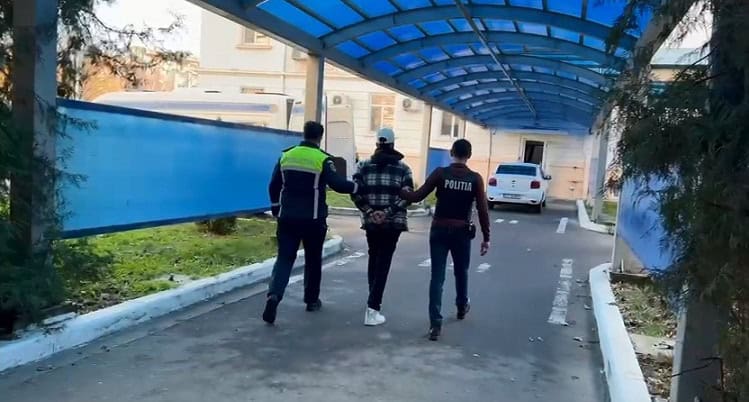 trei barbati retinuti de politisti dupa ce au facut scandal intr o curte din constanta 695d55efa61f4