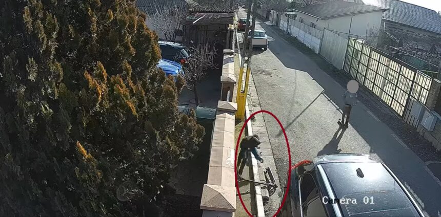 un copil ar fi furat o trotineta in valu lui traian totul a fost surprins de camerele video 697ba18b40724
