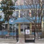 un elev de 13 ani s a aruncat de la etajul unei scoli din mangalia pentru ca a luat nota mica 697a1404ee379