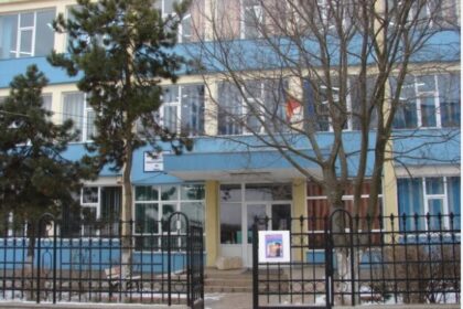 un elev de 13 ani s a aruncat de la etajul unei scoli din mangalia pentru ca a luat nota mica 697a1404ee379