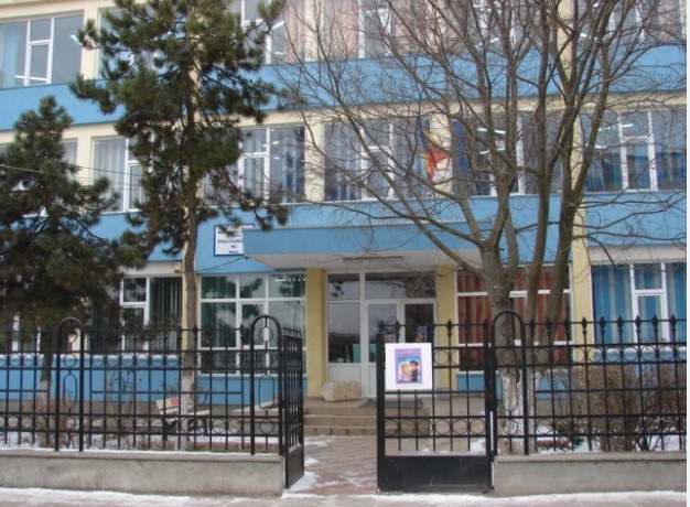 un elev de 13 ani s a aruncat de la etajul unei scoli din mangalia pentru ca a luat nota mica 697a1404ee379