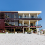 un hotel din mamaia scos din nou la vanzare cu aproape jumatate de milion de euro in minus fata de vara 2025 cui apartine 695f30a1e2681