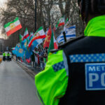 un protestatar a fost arestat la londra dupa ce a urcat pe acoperisul ambasadei iranului si a dat jos drapelul 696b486c0dfb2