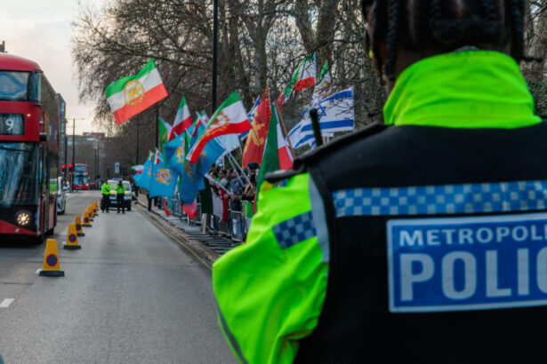 un protestatar a fost arestat la londra dupa ce a urcat pe acoperisul ambasadei iranului si a dat jos drapelul 696b486c0dfb2