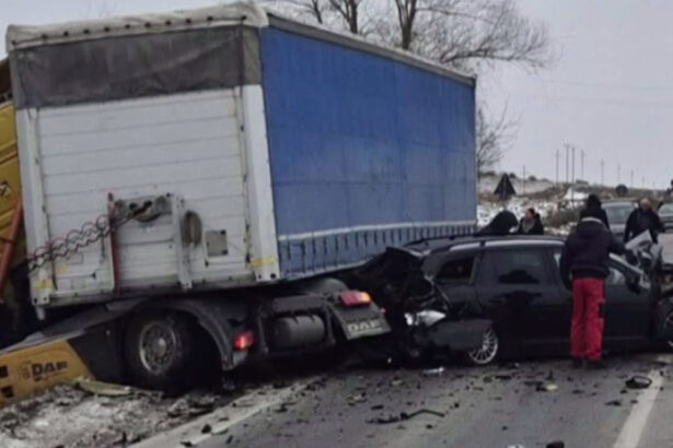 video accident grav in judetul suceava au fost implicate un autoturism un microbuz si un tir 69656b2281250