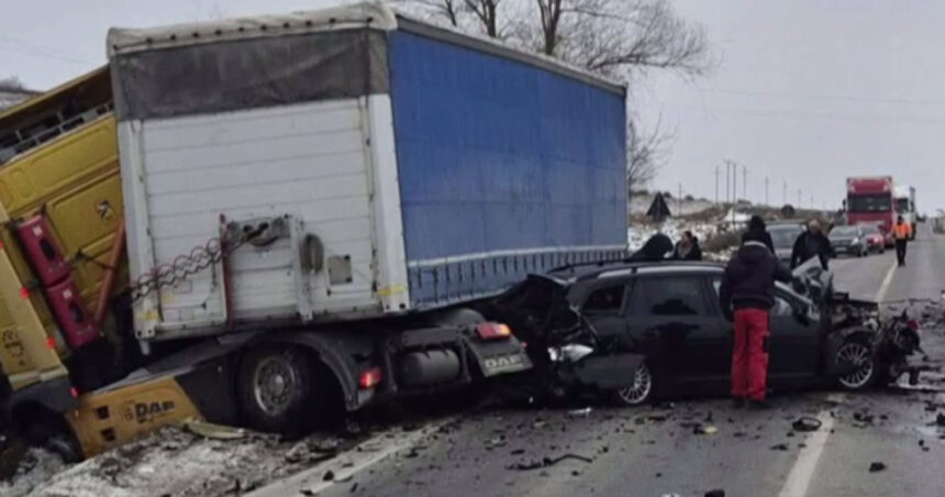 video accident grav in judetul suceava au fost implicate un autoturism un microbuz si un tir 69656b2281250