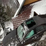 video accident spectaculos la predeal o masina a iesit de pe drum si a ramas blocata pe acoperisul unei pensiuni 695fd47690610