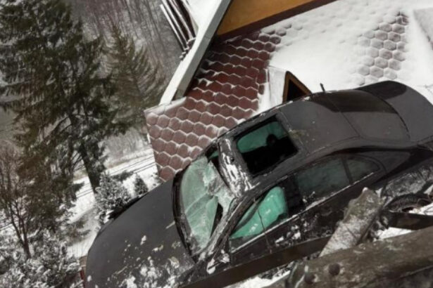 video accident spectaculos la predeal o masina a iesit de pe drum si a ramas blocata pe acoperisul unei pensiuni 695fd47690610