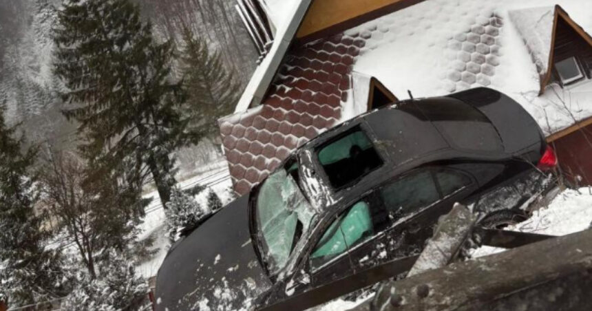 video accident spectaculos la predeal o masina a iesit de pe drum si a ramas blocata pe acoperisul unei pensiuni 695fd47690610