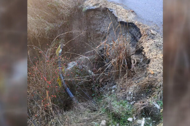 video alerta in judetul valcea un drum a fost inchis circulatiei dupa o alunecare de teren care a afectat soseaua 697c684b02f2f