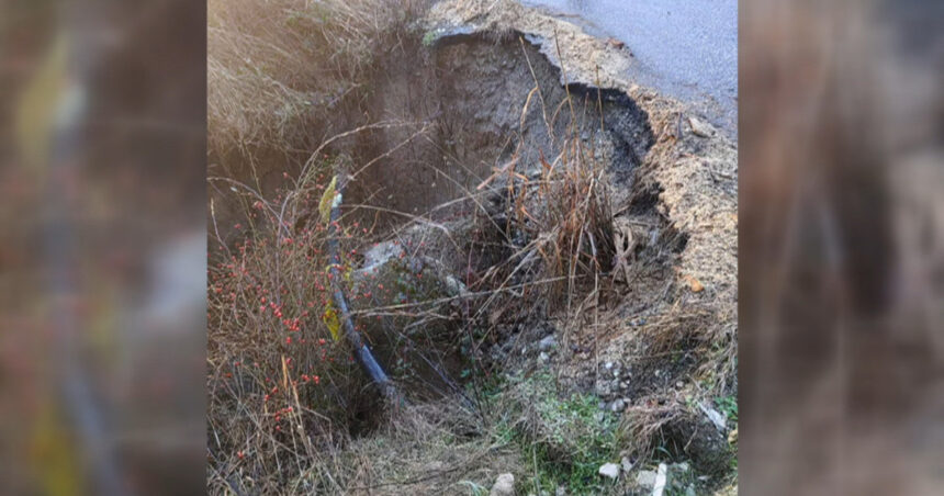 video alerta in judetul valcea un drum a fost inchis circulatiei dupa o alunecare de teren care a afectat soseaua 697c684b02f2f