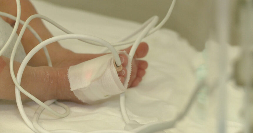 video bebelus mort la o clinica din craiova marturia tatalui nu stim cauza decesului il resuscitau de o ora si nu ne a anuntat nimeni 6967423ab9059