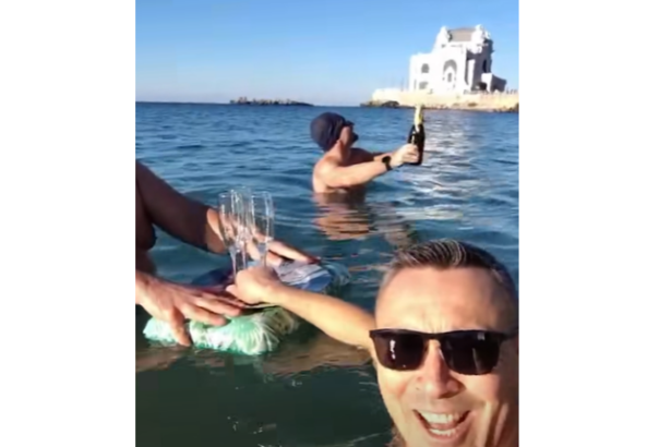 video constanta continuand traditia trei barbati curajosi si au inceput anul cu o baie in mare 6956be95cc5b3