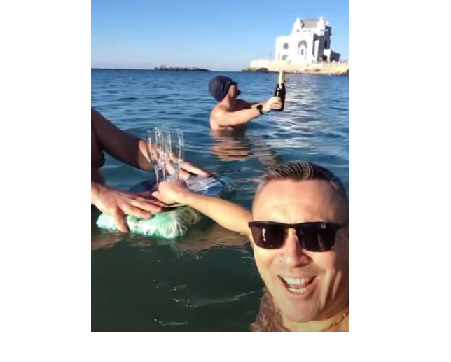 video constanta continuand traditia trei barbati curajosi si au inceput anul cu o baie in mare 6956be95cc5b3