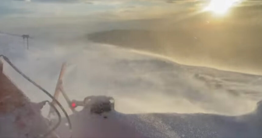 video cum vede prin parbriz soferul unei autofreze de deszapezire care actioneaza in zona ranca 6960100a81c98