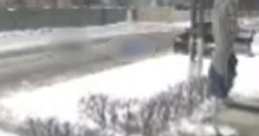 video doi adolescenti au ajuns la spital dupa ce au fost loviti de o masina in timp ce se dadeau cu sania in judetul constanta 6965fb4741992