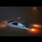 video doi politisti au sarit in rau pentru a salva o soferita ce plonjase cu masina in apele reci ce spune sindicatul europol 695f575adbb10