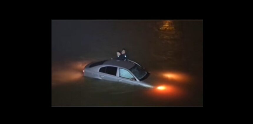 video doi politisti au sarit in rau pentru a salva o soferita ce plonjase cu masina in apele reci ce spune sindicatul europol 695f575adbb10