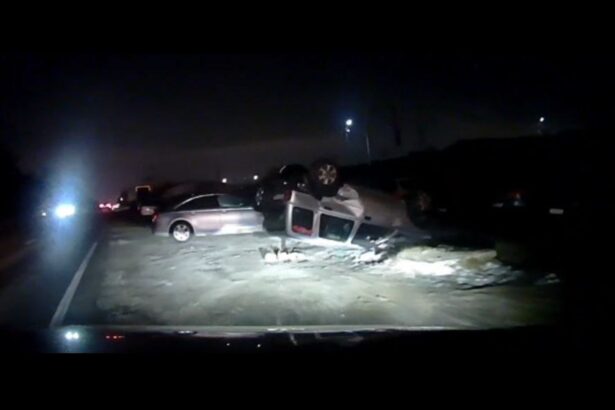 video doua autoturisme s au ciocnit la intrare in constanta unul s a rasturnat momentul surprins de o camera de bord 696eaac6682d3