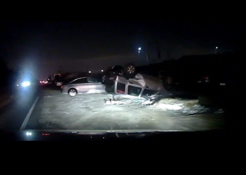 video doua autoturisme s au ciocnit la intrare in constanta unul s a rasturnat momentul surprins de o camera de bord 696eaac6682d3