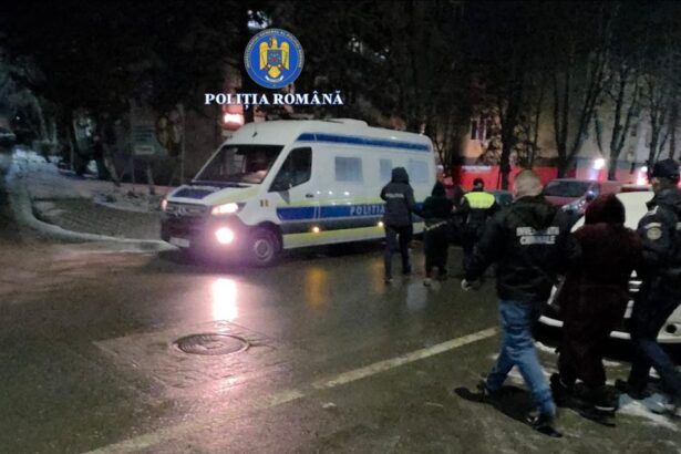 video doua femei incatusate de politistii din medgidia sub acuzatii ca au vrut sa convinga o batrana victima in alt dosar sa si schimbe declaratiile 696f4c7b03737